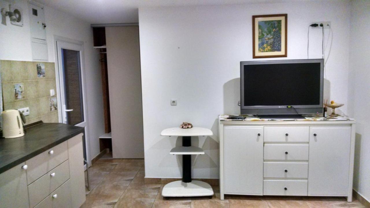 Студия С Двориком В Отраде Odessa Eksteriør billede
